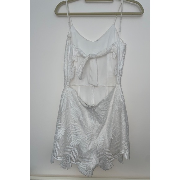Express white embroidery romper size 0 - Picture 2 of 7